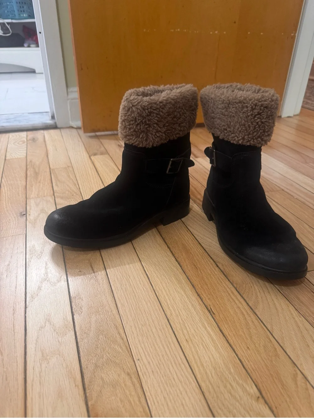 UGG stylish black